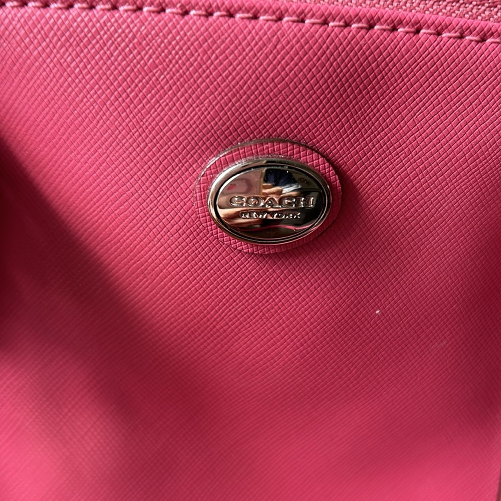 🌸END OF SUMMER SALE 🌸Pretty in Pink! Coach Bag with shoulder and hand straps - Picture 2 of 9